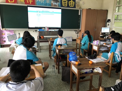 教室內有學生在聽ICRT